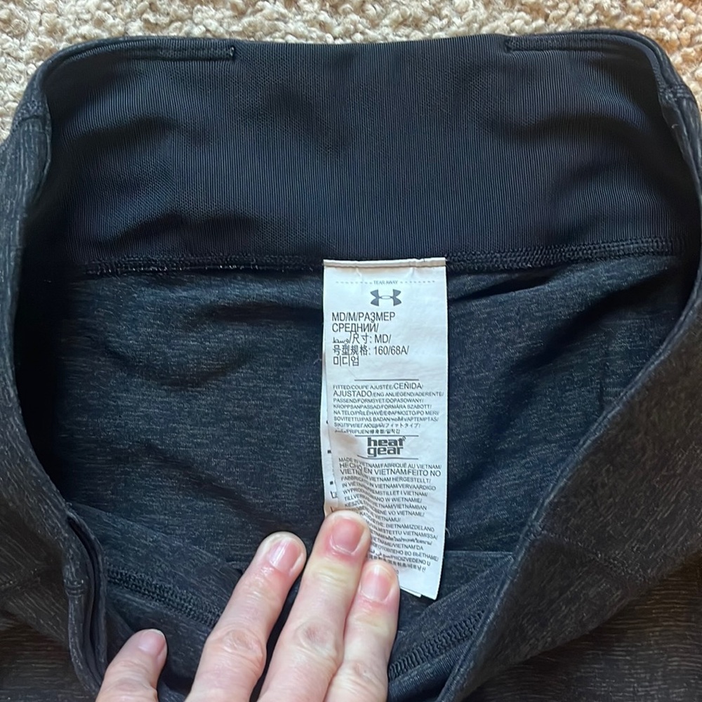 Size Medium Under Armour cropped leggings.